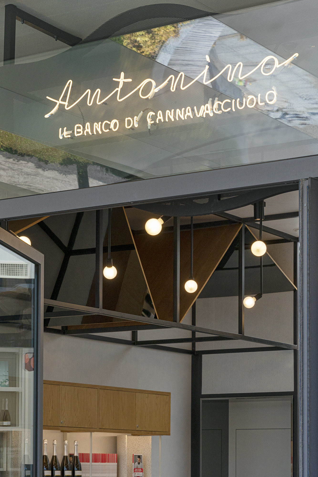 Il Banco di Cannavacciuolo, il grande chef  anche con lo street food a Novara