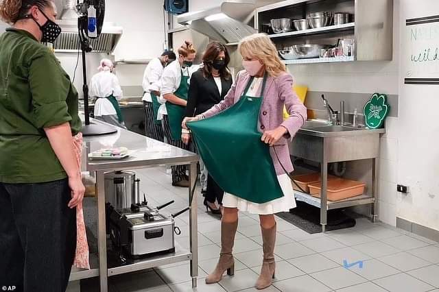 Jill Biden alla scuola di cucina alla Base Nato di Gricignano, ecco chi è la chef