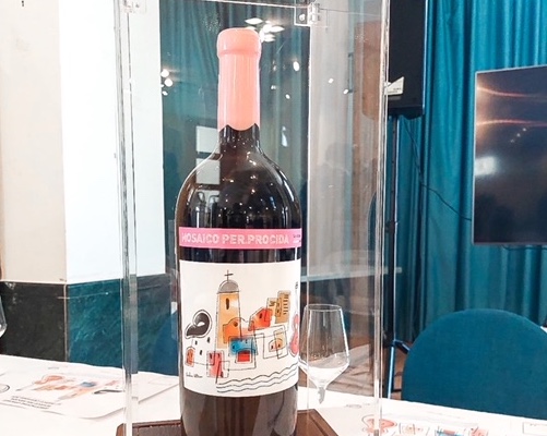 Mosaico per Procida, è made in Irpinia l’etichetta per il vino che celebra la capitale della cultura