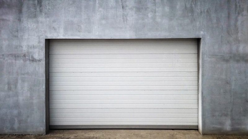 Come valutare e affrontare i problemi con un’inclinazione della porta basculante per garage
