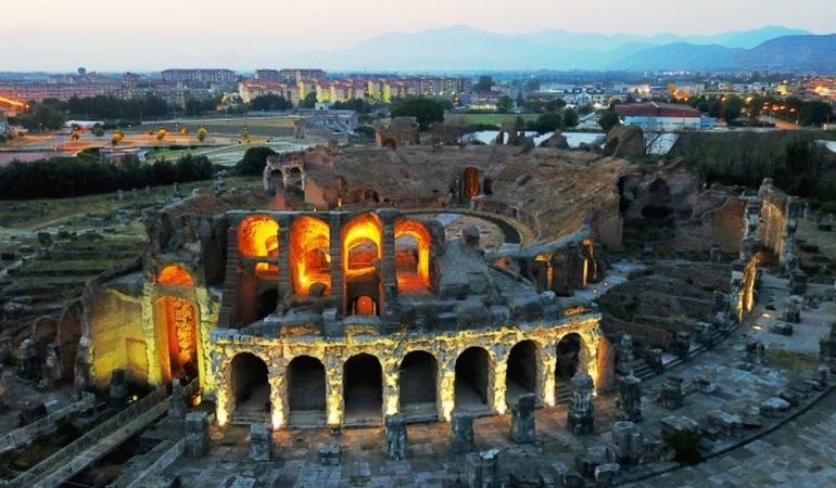 Notte Europea dei Musei, grande offerta in Campania. All’Anfiteatro Campano  la storia del Falerno