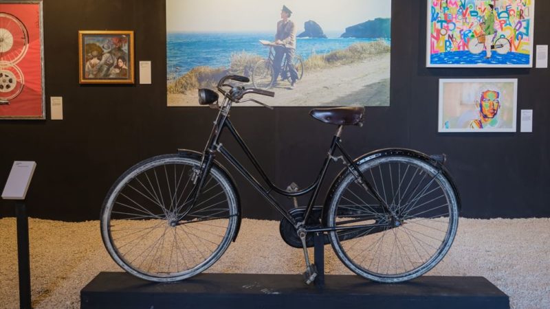 Con la Mostra dedicata a Massimo Troisi torna a Procida la Bicicletta de Il Postino